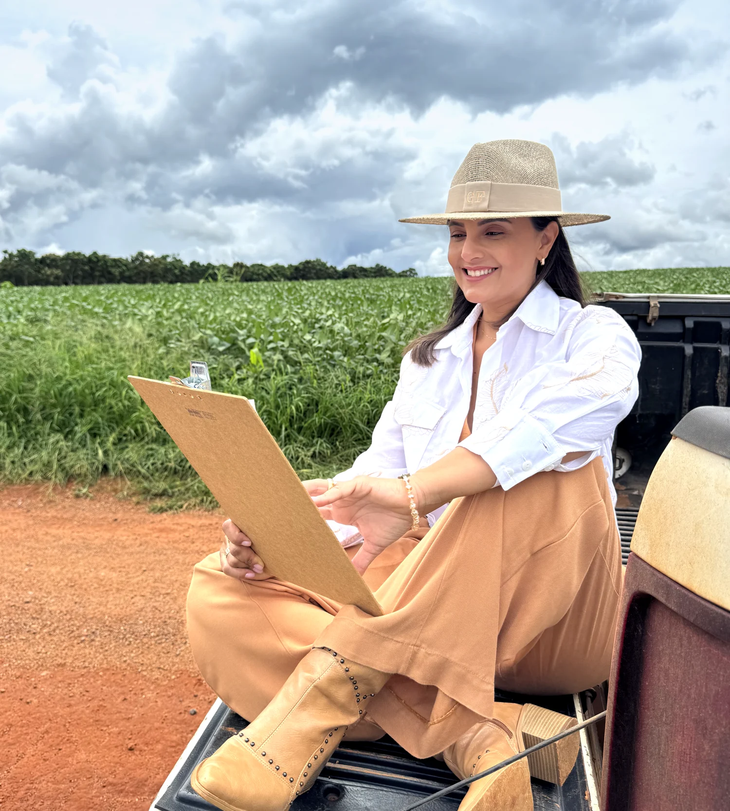 Prof.ª Gracielle Faita na fazenda